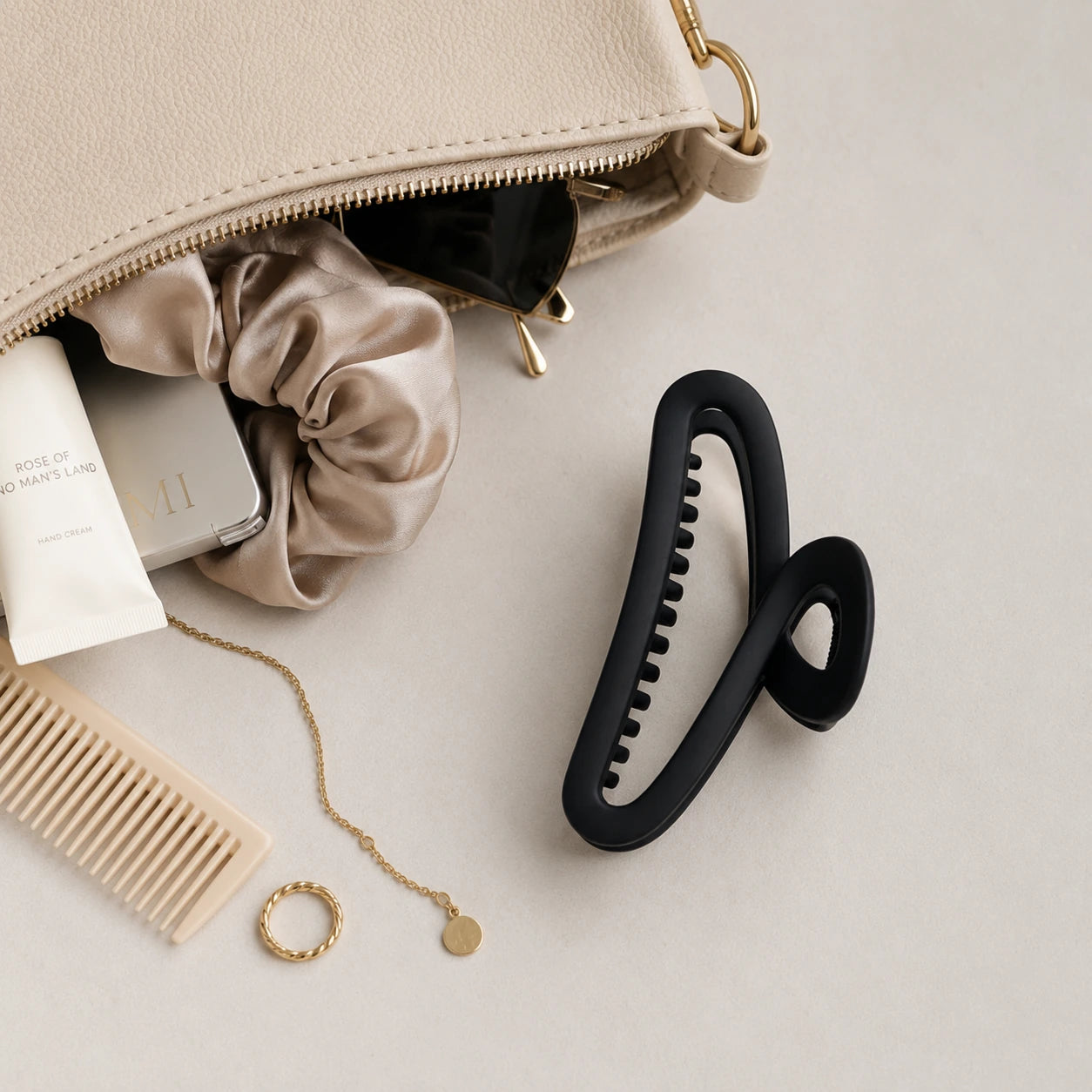 Pinza de pelo negra mate junto a bolso y accesorios femeninos bonyk
