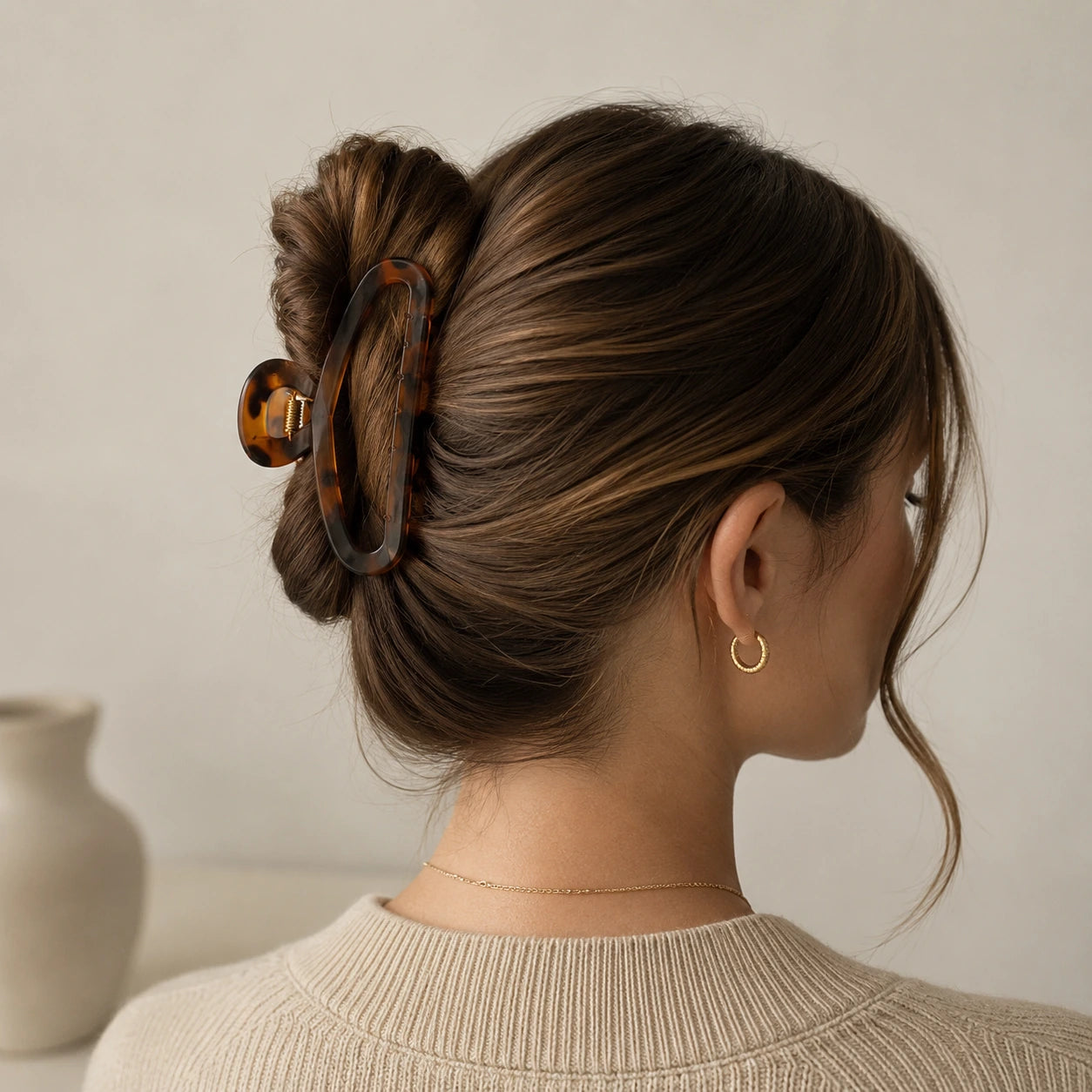 Pinza de pelo efecto carey colocada en un recogido elegante bonyk