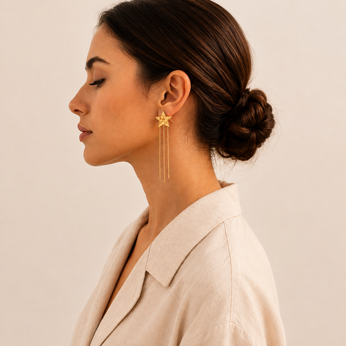 Pendientes de estrella largos dorados de acero inoxidable con tres cadenas Bonyk puestos en modelo